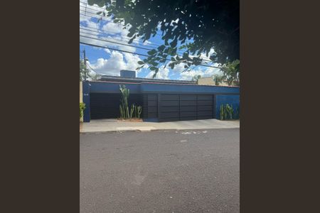 Casa para alugar com 385m², 4 quartos e 4 vagas Casa para alugar com 385m², 4 quartos e 4 vagasFachada