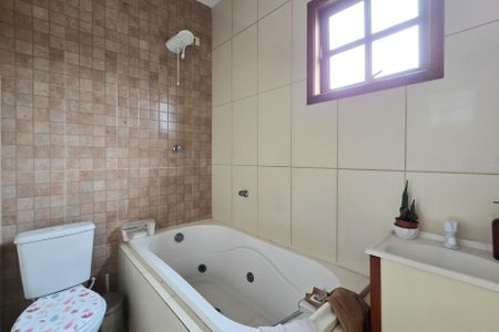 Casa à venda com 200m², 6 quartos e 2 vagasCasa 1 - Banheiro da Suíte 1 