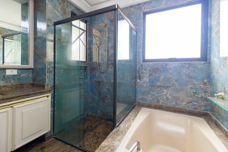 Apartamento à venda com 286m², 4 quartos e 4 vagasSuíte 1 - Banheiro