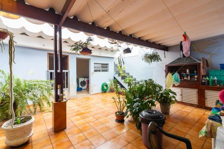 Casa à venda com 303m², 3 quartos e 4 vagasQuintal