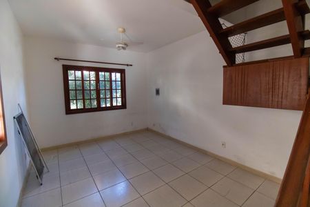 Sala de casa de condomínio à venda com 3 quartos, 88m² em Itaipu, Niterói
