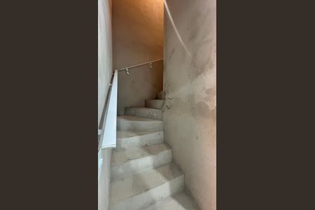 Casa à venda com 100m², 3 quartos e 2 vagasEscada