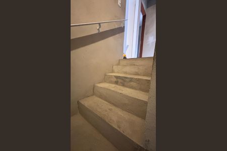 Casa à venda com 100m², 3 quartos e 2 vagasEscada