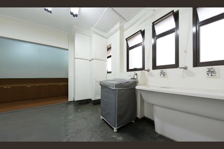 Apartamento para alugar com 235m², 4 quartos e 5 vagas