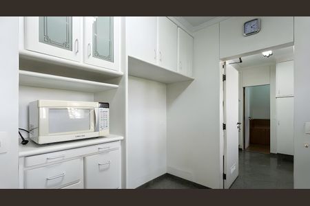Apartamento para alugar com 235m², 4 quartos e 5 vagas
