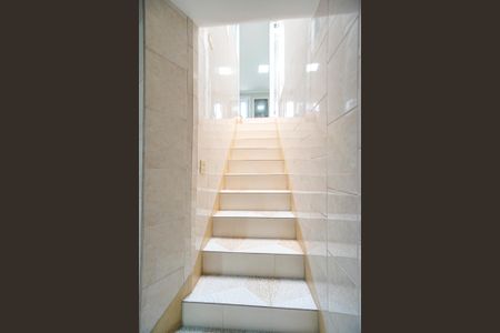 Casa à venda com 450m², 6 quartos e 4 vagasEscada