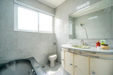 Casa à venda com 450m², 6 quartos e 4 vagasCasa 1 - Banheiro da Suíte