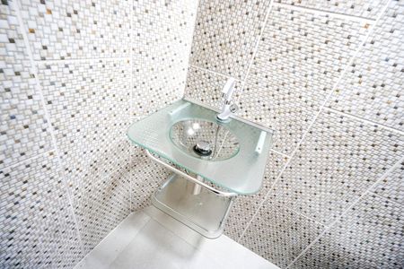 Casa à venda com 450m², 6 quartos e 4 vagasCasa 2 - Banheiro de Serviço