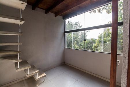 Casa de condomínio à venda com 450m², 3 quartos e 4 vagasEscada