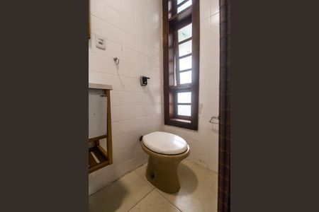 Casa de condomínio à venda com 450m², 3 quartos e 4 vagasBanheiro de serviço