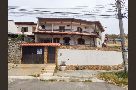 Casa à venda com 318m², 5 quartos e 2 vagasFachada