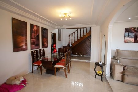 Casa à venda com 318m², 5 quartos e 2 vagasSala de jantar