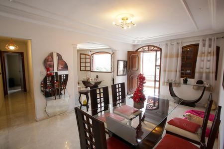 Casa à venda com 318m², 5 quartos e 2 vagasSala de jantar