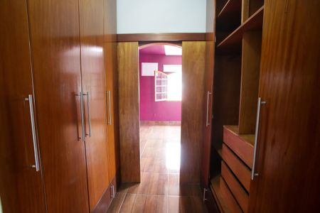 Casa à venda com 318m², 5 quartos e 2 vagasCloset da Suíte 2