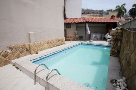 Casa à venda com 318m², 5 quartos e 2 vagasPiscina