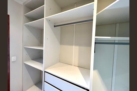 Casa à venda com 427m², 4 quartos e 5 vagas Casa à venda com 427m², 4 quartos e 5 vagasCloset da Suíte 1