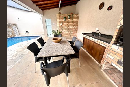 Casa à venda com 427m², 4 quartos e 5 vagas Casa à venda com 427m², 4 quartos e 5 vagasÁrea comum - Churrasqueira