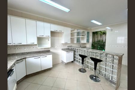 Casa à venda com 427m², 4 quartos e 5 vagas Casa à venda com 427m², 4 quartos e 5 vagasCozinha