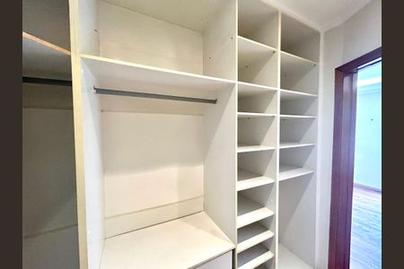 Casa à venda com 427m², 4 quartos e 5 vagas Casa à venda com 427m², 4 quartos e 5 vagasCloset da Suíte 3