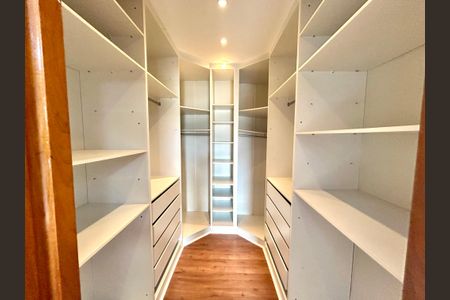 Casa à venda com 427m², 4 quartos e 5 vagas Casa à venda com 427m², 4 quartos e 5 vagasCloset da Suíte 1