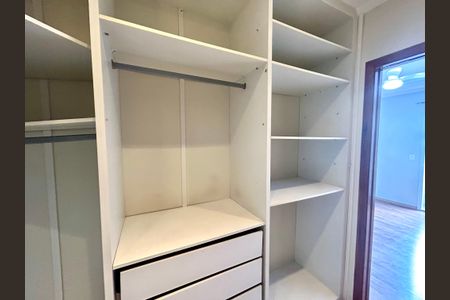 Casa à venda com 427m², 4 quartos e 5 vagas Casa à venda com 427m², 4 quartos e 5 vagasCloset da Suíte 1