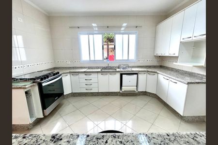 Casa à venda com 427m², 4 quartos e 5 vagas Casa à venda com 427m², 4 quartos e 5 vagasCozinha