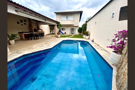 Casa à venda com 427m², 4 quartos e 5 vagas Casa à venda com 427m², 4 quartos e 5 vagasÁrea comum - Piscina