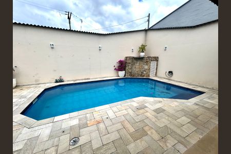 Casa à venda com 427m², 4 quartos e 5 vagas Casa à venda com 427m², 4 quartos e 5 vagasÁrea comum - Piscina