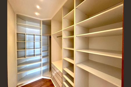 Casa à venda com 427m², 4 quartos e 5 vagas Casa à venda com 427m², 4 quartos e 5 vagasCloset da Suíte 3