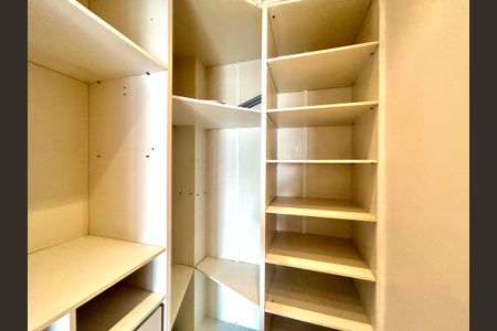 Casa à venda com 427m², 4 quartos e 5 vagas Casa à venda com 427m², 4 quartos e 5 vagasCloset da Suíte 2