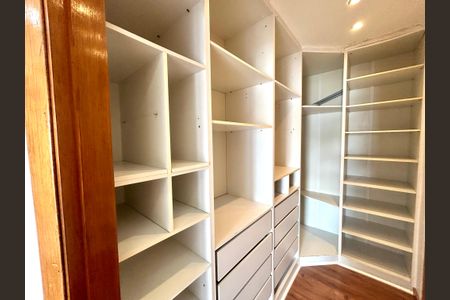 Casa à venda com 427m², 4 quartos e 5 vagas Casa à venda com 427m², 4 quartos e 5 vagasCloset da Suíte 2