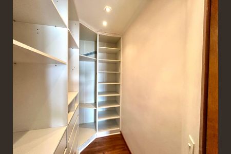 Casa à venda com 427m², 4 quartos e 5 vagas Casa à venda com 427m², 4 quartos e 5 vagasCloset da Suíte 2