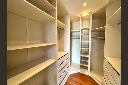 Casa à venda com 427m², 4 quartos e 5 vagas Casa à venda com 427m², 4 quartos e 5 vagasCloset da Suíte 1