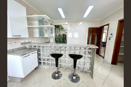 Casa à venda com 427m², 4 quartos e 5 vagas Casa à venda com 427m², 4 quartos e 5 vagasCozinha