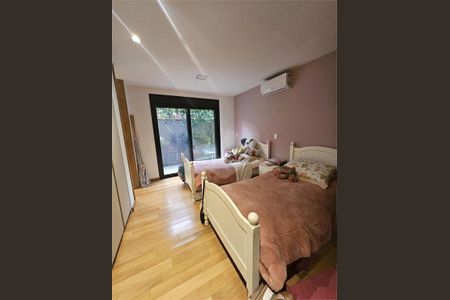 Casa à venda com 4 quartos, 300m² em Vila Inah, São Paulo