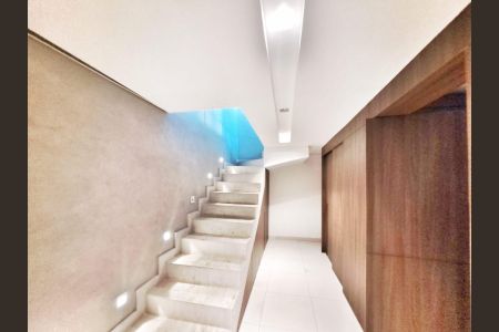 Apartamento à venda com 160m², 3 quartos e 3 vagas Apartamento à venda com 160m², 3 quartos e 3 vagasEscada