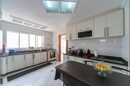 Casa à venda com 322m², 4 quartos e 4 vagasCozinha