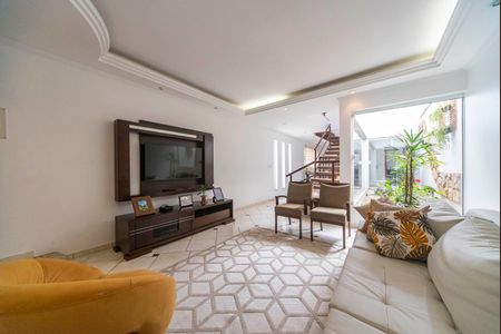 Casa à venda com 322m², 4 quartos e 4 vagasSala