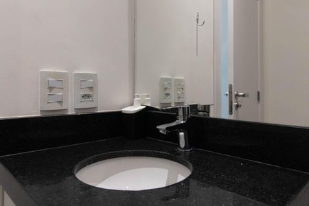 Banheiro de apartamento à venda com 1 quarto, 26m² em Centro Histórico, Porto Alegre