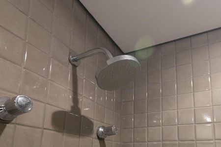 Banheiro de apartamento à venda com 1 quarto, 26m² em Centro Histórico, Porto Alegre