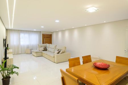 Casa à venda com 220m², 3 quartos e 4 vagasSala