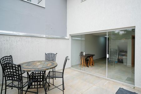 Casa à venda com 220m², 3 quartos e 4 vagasQuintal