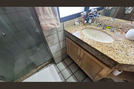 Apartamento à venda com 136m², 4 quartos e 2 vagasBanheiro suíte 1 e 2