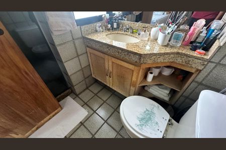 Apartamento à venda com 136m², 4 quartos e 2 vagasBanheiro suíte 1 e 2