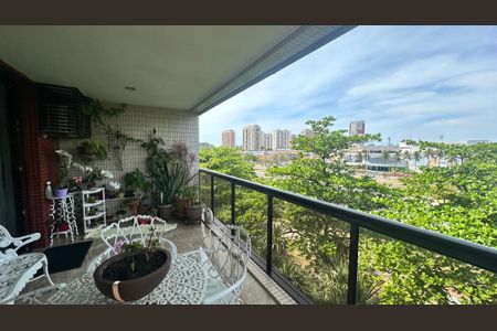 Apartamento à venda com 136m², 4 quartos e 2 vagasVaranda