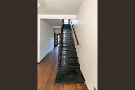 Casa à venda com 280m², 3 quartos e 2 vagasEscada