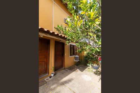 Casa de condomínio à venda com 65m², 2 quartos e 1 vagaFachada