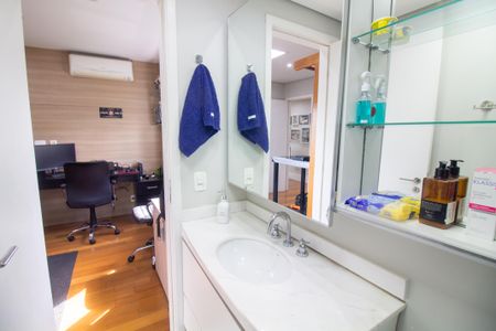 Apartamento à venda com 220m², 3 quartos e 3 vagasBanheiro da Suíte 1