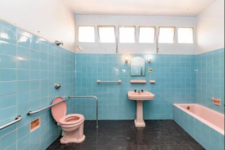 Casa à venda com 400m², 4 quartos e 4 vagas Casa à venda com 400m², 4 quartos e 4 vagasBanheiro Social