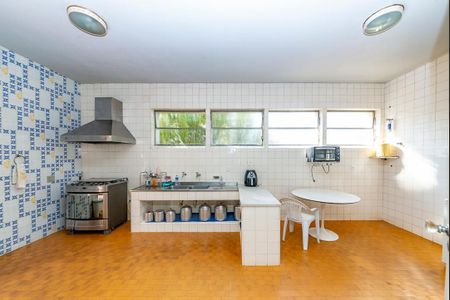 Casa à venda com 400m², 4 quartos e 4 vagas Casa à venda com 400m², 4 quartos e 4 vagasCozinha